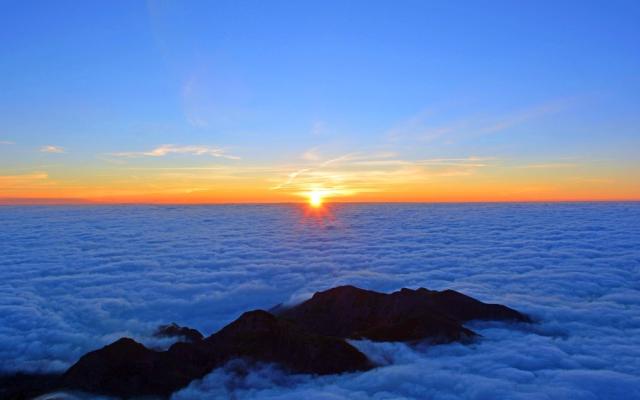独特の素材 壁紙ポスター パノラマ 瞑想 癒し 神秘 絶景 フランス ピレネー山脈 雲海 夜明け 日の出 特大パノラマ1440 576mm 101p1 はがせるシール式 その他