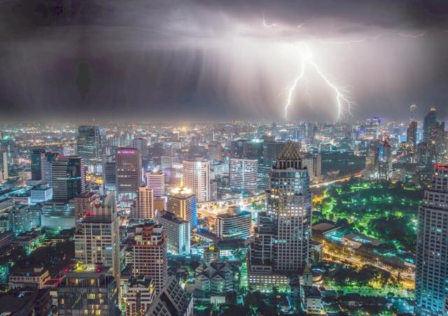 絵画風 壁紙ポスター 稲妻 イナズマ 雷 雷雨 都会 夜景 エナジー パワー At キャラクロ Sthd 013a1 A1版 0mm 585mm の通販はau Pay マーケット レアルインターショップ Au Pay マーケット店