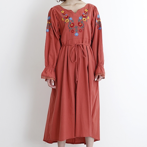 メール便 送料無料 きれいめ デコルテ Vネック 刺繍 花柄 ロング丈 ワンピース ナチュラル 長袖 ワンピ Merlot メルローの通販はau Pay マーケット ココナツライト