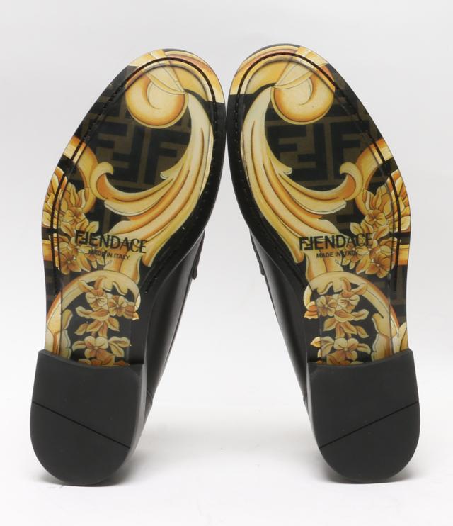 セール正規品新品FENDACE フェンダーチェロゴサンダルフェンディヴェルサーチ 楽天市場】FENDI フェンディ 8X8340 ヴェルサーチ VERSACE コラボ