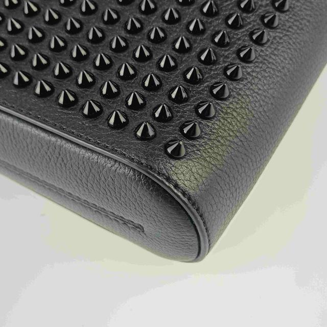 CHRISTIAN LOUBOUTIN クリスチャン ルブタン ショルダーバッグ ベンチ
