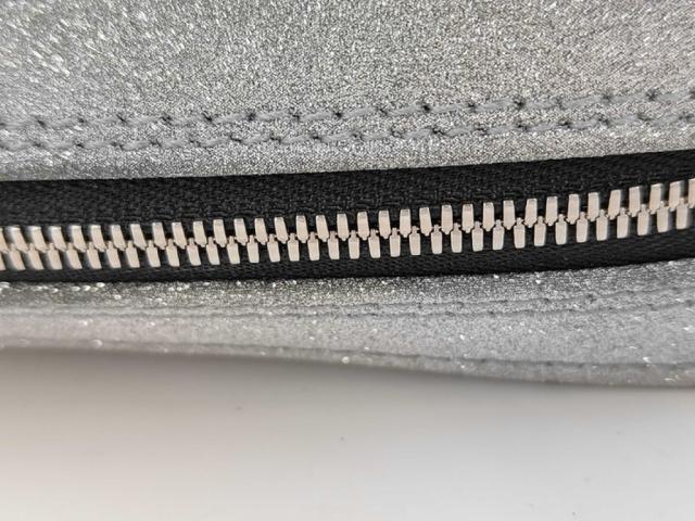BALENCIAGA バレンシアガ クラッチペダル御徒面子 三角形 グリッター 476976 しろがね色系 なめし革 レディース ラメ 二つ目御徒面子 美品【本物言いはなつ】