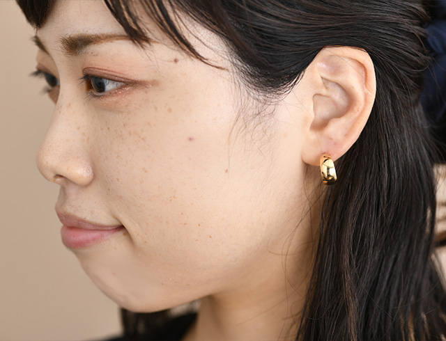 K18 ピアス Moon-shape 7mm_15mm [ラッピング可] K18 18金 18k ゴールド 月型甲丸 月甲 月甲型 甲丸 フープ シンプル ミニマル 小さめ レディース ジュエリー アクセサリー　おしゃれ_2