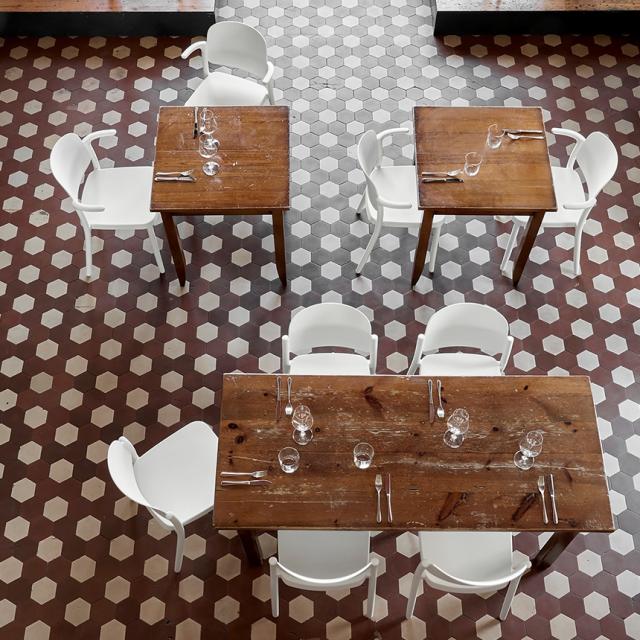 COLOS ピアッツァ2 アーム付き カフェチェア 室内 ベランダ チェア イタリア製 人気 海外 ブランド カフェ レストラン ガーデン 庭 家具 椅子   【送料無料】_2