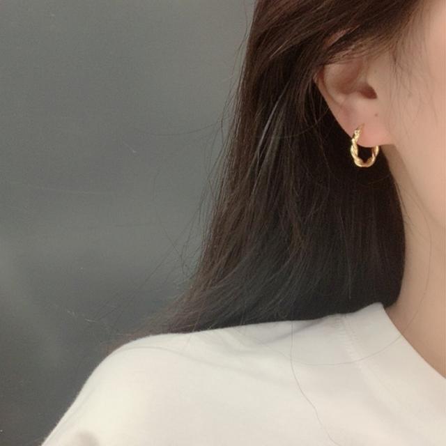 ピアス レディース カジュアル フープピアス ねじり 上品 リング 代 30代 40代 50代 ゴールド 18kgp おしゃれ 女性 お祝いギフト 誕生の通販はau Pay マーケット ｒａｉｎｂｏｗｇｉｒｌ