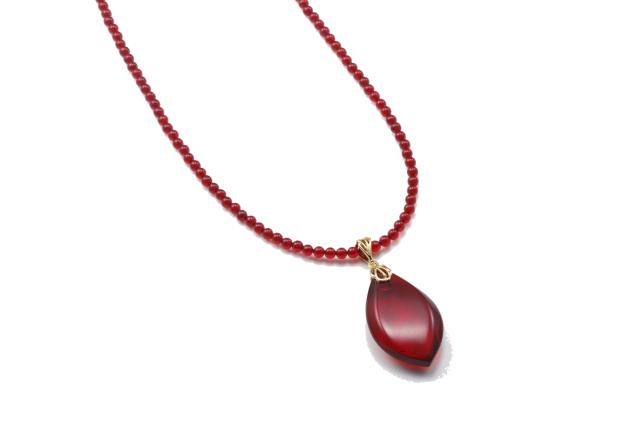 ルビーレッド琥珀の大ぶりネックレスの通販は