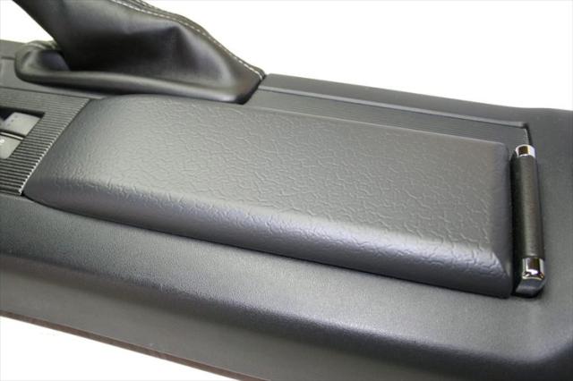 【I.L. Motorsport】 【4550255742010】 NC0-7021 アイエルモータースポーツ アームレストパッド 拡張センターコンソール用 ブラック／クローム NCロードスターの通販は 13,933円