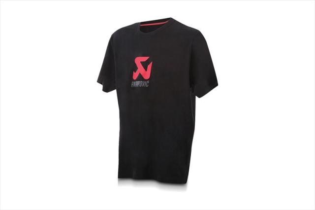 アクラポビッチ  【4550255773519】 AKRAPOVIC Tシャツ アクラポビッチロゴ BLK Size:XLの通販は