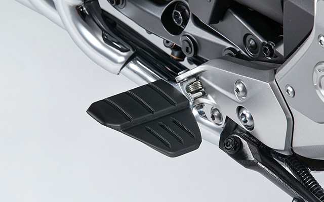 【Honda(ホンダ)】 20年モデル　ゴールドウィング、Tour共用　メインステップボード　 08R72-MKC-AE0の通販はステップ・スタンド