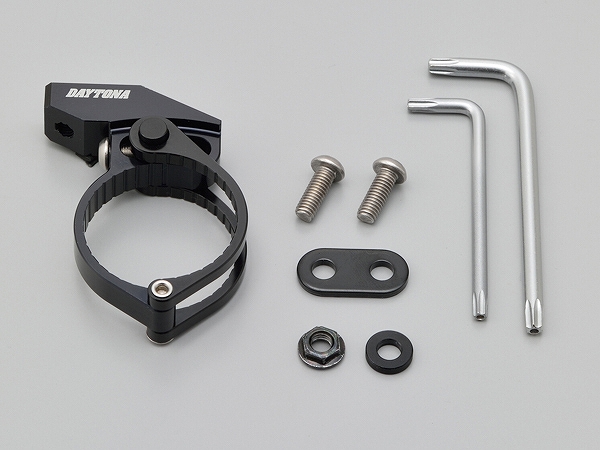 【DAYTONA(デイトナ)】 【4909449566442】17098 Mivue M770D専用アルミ製フォーククランプステー 17098の通販は