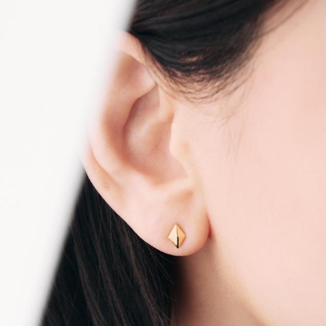 18K ピアス 18金 ゴールド シンプル レディース 菱形 ひし形 モチーフ おしゃれ 小さめ 地金だけ 地金のみ スキンジュエリー スタッド K18 イエローゴールド アクセサリー 地金ピアス 小振り プレゼント お返し ギフト 誕生日 女性 彼女 妻 K18YG 本物 誕生日プレゼント_3
