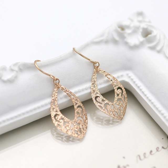 フックピアス 18K ゴールド 華やか 揺れる リーフ ピアス レディース ジュエリー 送料無料 シンプル 上品 女性 アクセサリー フック K18 18金 パーティー 結婚式 ブライダル 謝恩会 二次会 発表会 ドレスに合わせる 誕生日 プレゼント 植物 葉 お洒落 クリスマスプレゼント