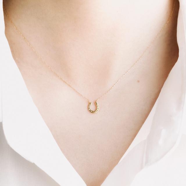 ネックレス 18金 馬蹄 ホースシュー ゴールド 18K K18 シンプル おしゃれ スキンジュエリー 記念日の贈り物 誕生日のプレゼント イエローゴールド 地金だけ 地金のみ 可愛い 華奢 馬蹄ネックレス 控えめ 貴金属 K18YG 本物 女性 嫁 娘 彼女 鏡面 母の日 ギフト 2026
