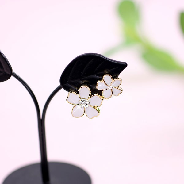 フラワー ピアス レディース 可愛い チタンポスト 花 白い花 白 ホワイト フラワー ゴールド プレゼント 花のピアス アシンメトリー スタの通販はau Pay マーケット アクセサリーショップバルザス