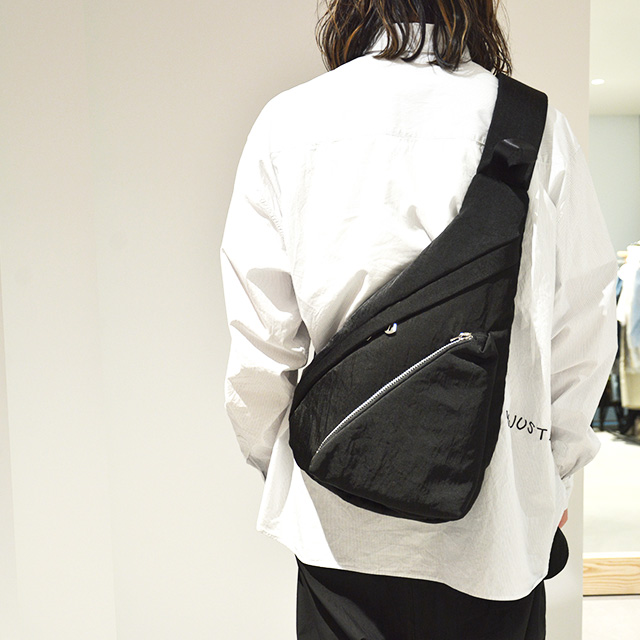 ITTI イッチ ANNIE PUFFER SLING BAG / CERATO BRIGHT アニー