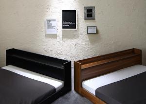 【フレームカラー:ウォルナットブラウン】【マットレスカラー:ブラック】棚・コンセント付きフロアベッド プレミアムポケットコイル マットレス付き ダブル ※組立設置付※の通販は