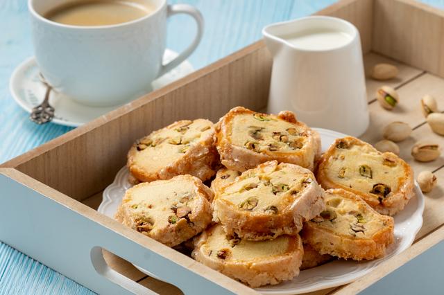 ピスタチオ むき身 生 250ｇ 世界美食探究 アメリカ産 殻なし ナッツ 無油 無塩 ?き身 殻無し 製菓材料 製パン材料 お徳用 業務用 ピスタチオ