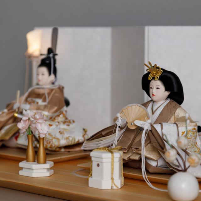 雛人形 高級 親王 PREFER CLASSIC [檜台 白屏風 平飾 道具付 貝桶三方 油灯 白梅 人形極小 金襴衣裳 飴色] ひな人形 おしゃれ モダン 飾り インテリア お雛様 雛 初節句 女の子 おひな様 桃の節句 クラシック ぷりふあ_3