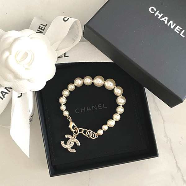 ヴィンテージ感溢れる 連なるパール 特別感 CHANEL ブレスレット ヴィンテージ感溢れる 連なるパール 特別感 CHANEL ブレスレット