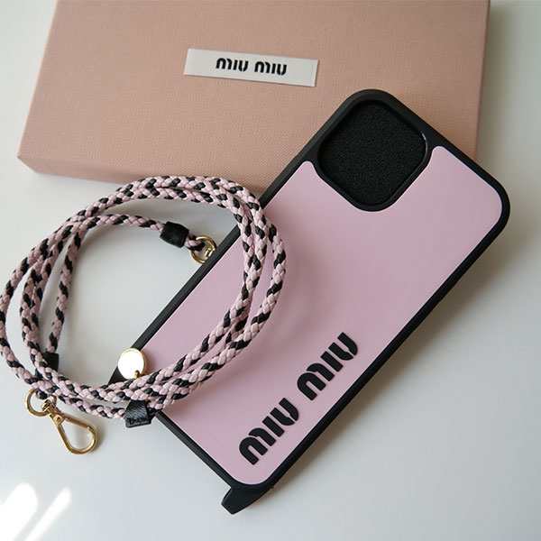 【新品■正規品■送料無料■ギフト包装無料】MIUMIU ミュウミュウ ストラップ付きiPhone 12ケース　レディース 女性 ギフト プレゼント  ｜au PAY マーケット