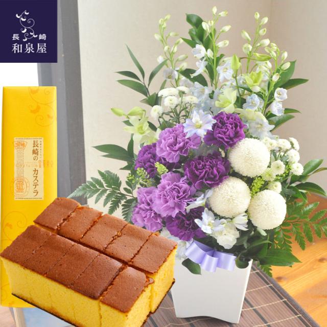 ムーンダストを使ったお供えアレンジメントMサイズ+長崎カステラ蜂蜜 0.5号 10切入 ギフトセット　生花　花とスイーツのセット お供え お悔み 仏花 生花 法事 命日 メッセージカード FKAASW