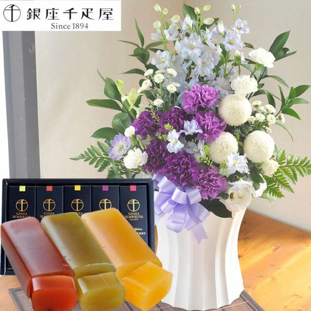 ムーンダストを使ったお供えアレンジメントLサイズ+【銀座千疋屋】フルーツ羊羹セット 生花 花とスイーツのセット お供え お悔み 仏花 生花 法事 命日 メッセージカード FKAASWの通販は