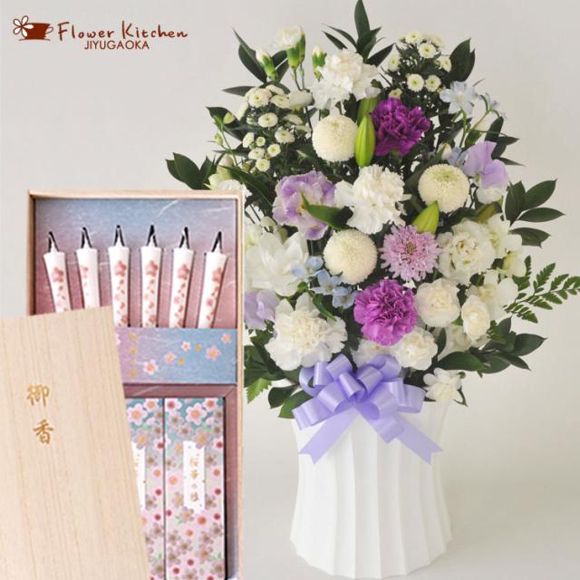 【お供えセット】洋花を使った旬のおまかせ お供え花「かすみアレンジ」 ＆ カメヤマローソク 絵ローソクと線香のセット「桜華の雅」　ご進物用ギフトセット　FKAASE