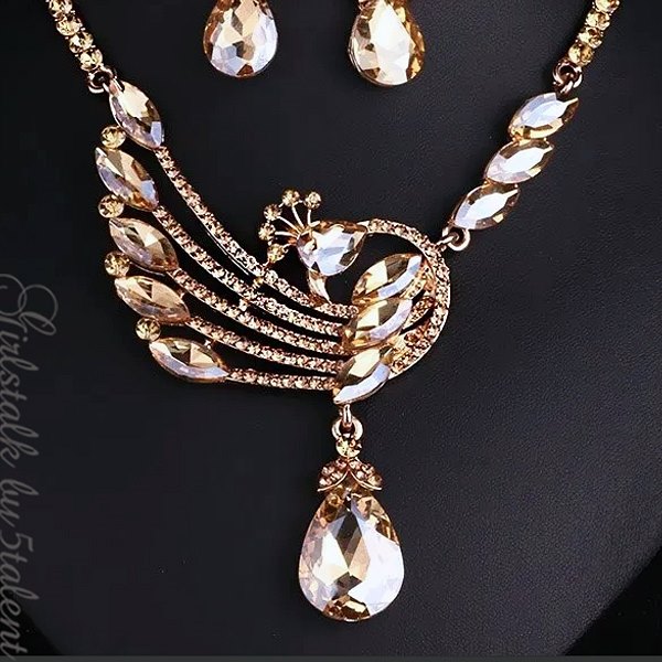 ピーコックモチーフが胸元に輝きを添える 目を惹くクール系デザイン 孔雀のネックレス イヤリング ピアス アクセサリーセット メールの通販はau Pay マーケット 5talent Online Shop