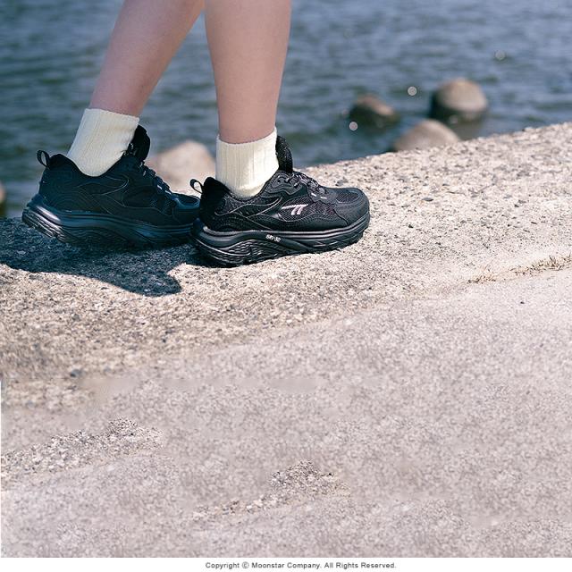 送料無料 ハイテック メンズ/レディース ハイキング スニーカー HT HKU16 EASTEND WP ブラック HI-TEC 透湿防水 抗菌防臭 軽い 衝撃吸収 軽量 アウトドア シューズ 靴 黒 母の日 父の日 送料無料 ハイテック メンズ/レディース ハイキング スニーカー HT