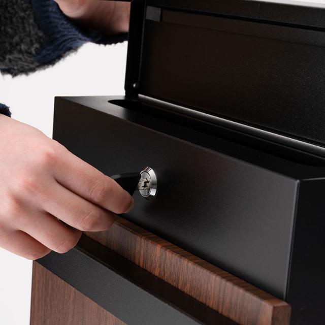ポスト 郵便ポスト 郵便受け 壁掛け 壁付け 壁面 ウォールポスト メールボックス おしゃれ かっこいい かわいい 北欧 スリム モダン スタイリッシュ 薄型 薄い 薄め 鍵付き スチール 木目 シンプル ブラック PST-217の通販は