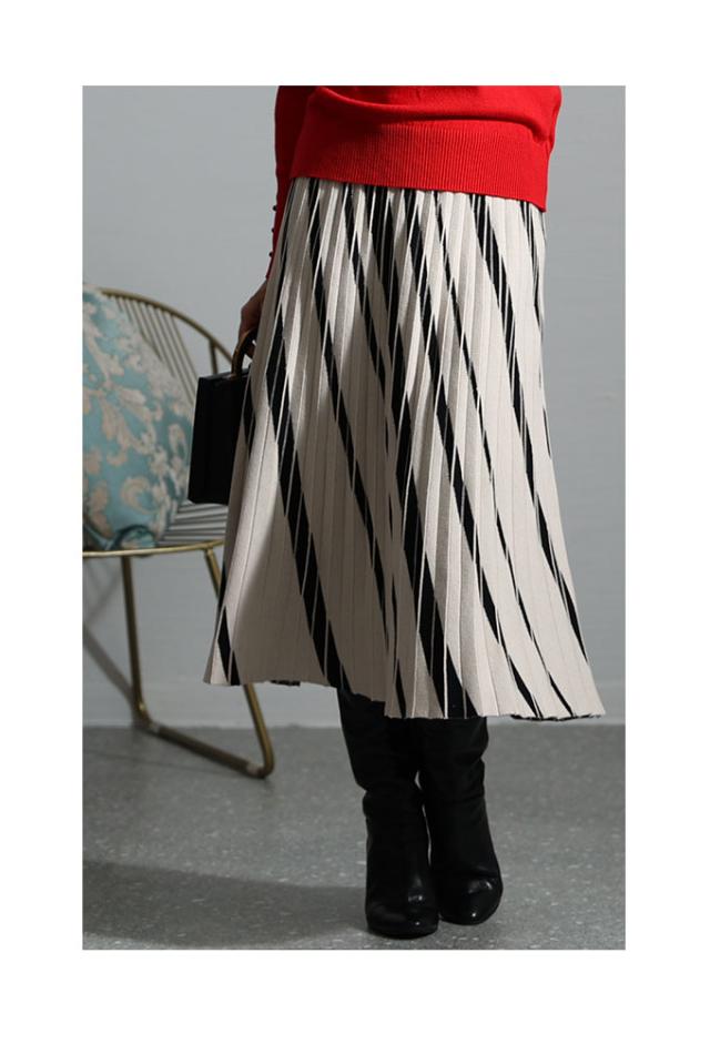冬新作 品あるプリーツで深みを加える斜めストライプ柄ニットスカート スカート レディース ファッション ミモレ丈 ストライプ ニット プリーツ 30代 40代 50代 60代 サワアラモード sawaalamode otona 大人 cawaii 可愛い 洋服 かわいい服 sawa-8903の通販は