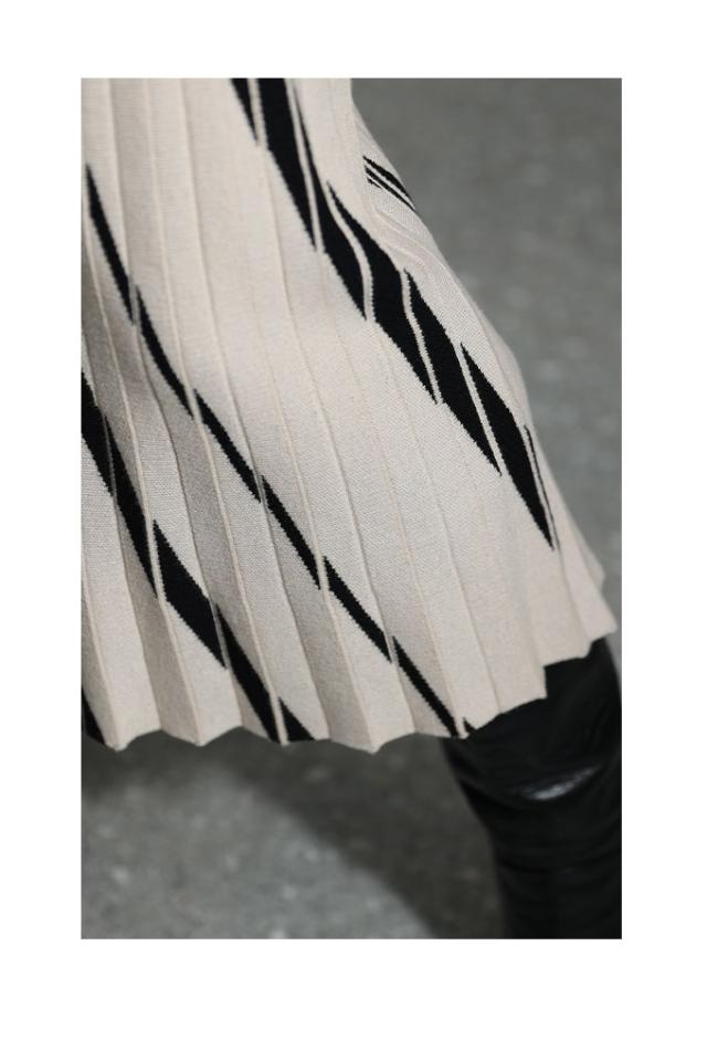 冬新作 品あるプリーツで深みを加える斜めストライプ柄ニットスカート スカート レディース ファッション ミモレ丈 ストライプ ニット プリーツ 30代 40代 50代 60代 サワアラモード sawaalamode otona 大人 cawaii 可愛い 洋服 かわいい服 sawa-8903の通販は