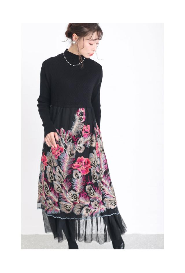 冬新作 艶やかな孔雀の羽根と花の美麗刺繍ワンピース レディース ファッション ワンピース ニット 黒 ブラック ロング丈 花柄 裏起毛 大人可愛い 40代 レディースファッション 50代女性 ファッション 60代 ミセスファッション サワアラモード sawaalamode otona mode-9074 冬新作 艶やかな孔雀の羽根と花の美麗刺繍ワンピース レディース