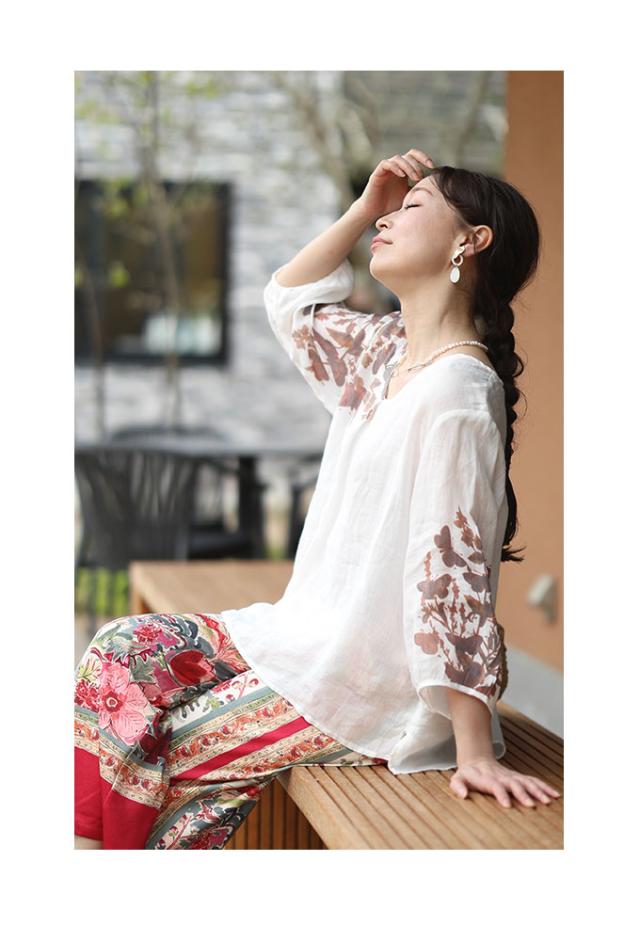 冬新作 滲み描く花々と蝶のナチュラルなリネンシャツブラウス レディース ファッション トップス ブラウス シャツ 白 ホワイト 大人可愛い 40代 レディースファッション 50代女性 ファッション 60代 ミセスファッション サワアラモード sawaalamode otona mode-9427 秋新作 滲み描く花々と蝶のナチュラルなリネンシャツブラウス