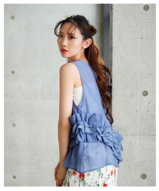 夏新作 流れるアシンメトリーフリルが目を惹く爽やかシアーブラウス