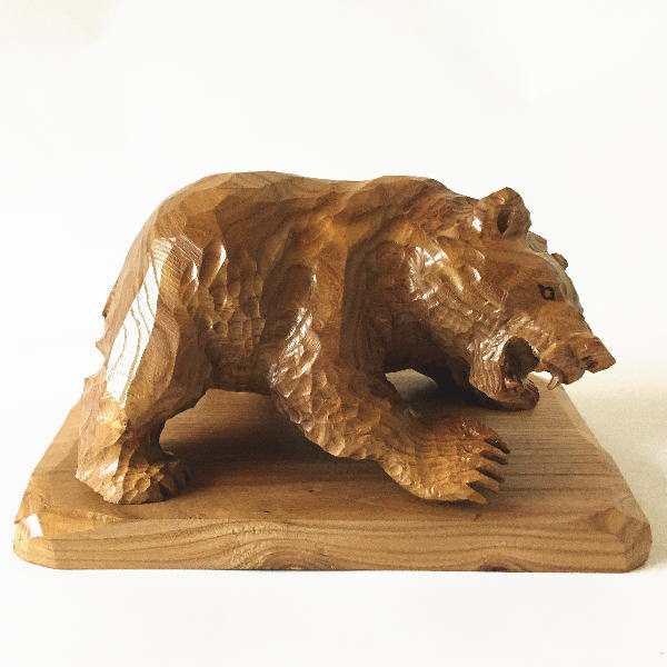 送料無料 えんじゅの木で製作された 熊の木彫りの置物 【いかり熊
