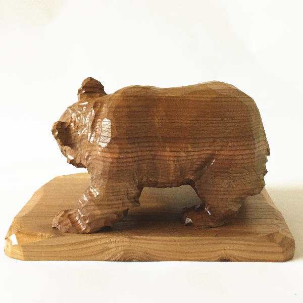 送料無料 えんじゅの木で製作された 熊の木彫りの置物 【いかり熊