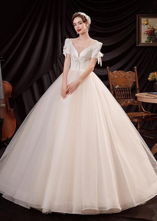 清楚な白いロマンティック花嫁ウェディングドレス結婚式礼服パーティー 