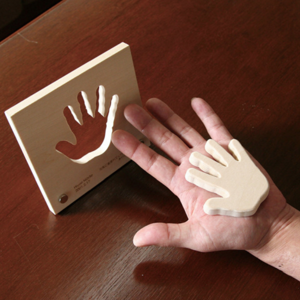 Muku-studio 無垢スタジオ 天使の手型 日本製 木製 名入れ 名前入り 生年月日 誕生記念の通販は