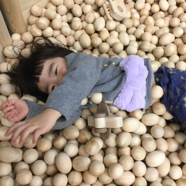 IKONIH アイコニー 木球 丸型 4cm 700個セット 木の玉 木のたまご ボールプール ~ 木育広場、保育園や子育て施設におすすめの、木球、無塗装の木の玉、木のたまご 丸型 4cm 700個セットです。_5