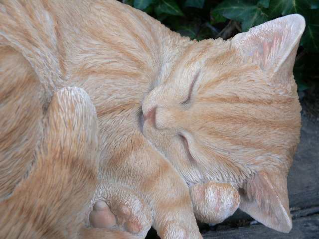 猫の置物　茶虎猫　居眠り猫　B　４０ＱＹＮ１２６８９　キャット　ガーデンオブジェ　ＣＡＴ 動物　オーナメント　ネコ　インテリア　の通販は