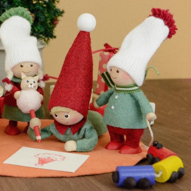 ノルディカニッセ 電車のおもちゃを運ぶ男の子 Joy to the world