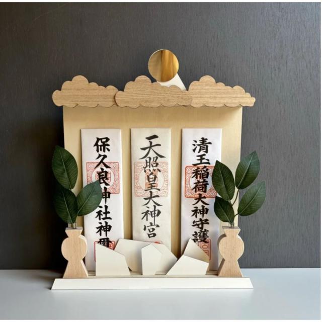 アーバンオーレエコパーク お札スタンド 流れる雲と岩 光る太陽 白 L-06-1の通販は