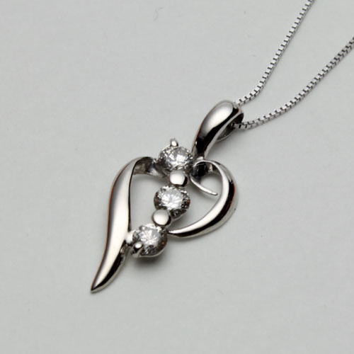 １8金 ホワイトゴールド ペンダント  （スリーストーンハート）ダイヤモンドの通販は 33,800円