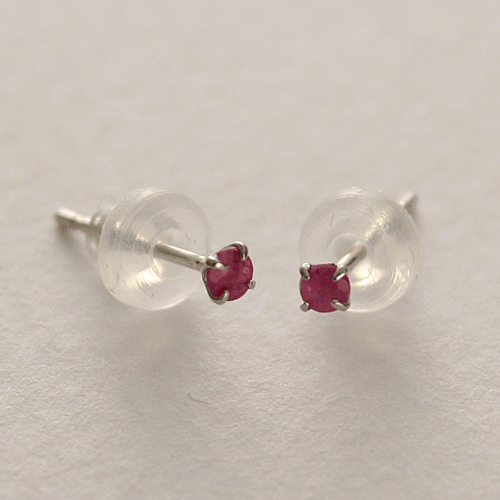 プラチナ ルビー ピアス (シンプル)の通販は 4,750円