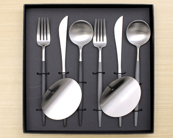 クチポール ゴア ブラック＆グレー ディナーセット + カトラリーレスト 8点セット ギフトボックス入り Cutipol GOA 正規販売代理店 カトラリー クチポール ナイフレスト　箸置き 化粧箱付 ナイフ フォーク スプーン テーブル 結婚祝い プレゼント 贈り物 agesugi_snkの通販は 19,635円