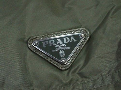 プラダ ダウンジャケット Sgh573 Prada メンズ ジップアップ フード付き ナイロン Militare ミリタリーグリーン アウトレットの通販はau Pay マーケット 買付道 Jjブランド専科