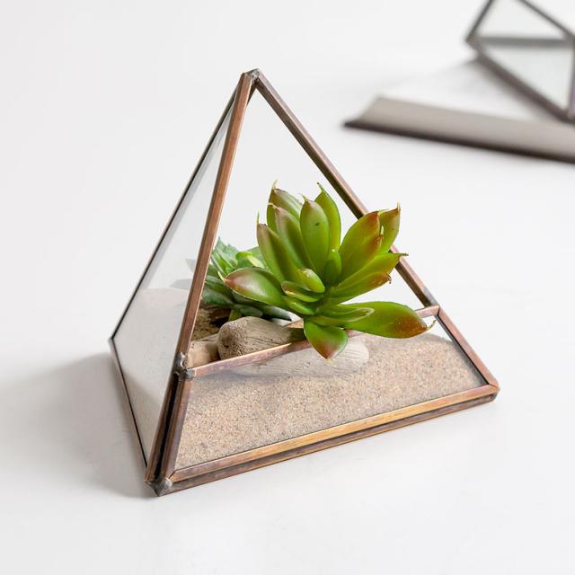 ガラスと真鍮でできた三角形のテラリウム 容器 鉢植え ガラスケース ディスプレイケース 小物入れ ブルックリン おしゃれ 多肉植の通販はau Pay マーケット アジア工房