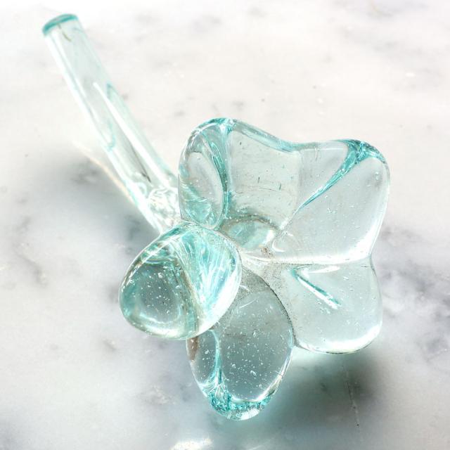 ガラスで出来たプルメリアのカトラリーホルダー 箸置き オブジェ 花 プルメリア フランジパニ ハンドメイド バリ アジアン ハワイの通販はau Pay マーケット アジア工房