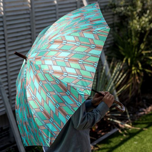 傘 かさ 雨傘 レディース 雨晴兼用 Uvカット加工 日傘 ジャンプ式 天然木 アフリカンプリント レイングッズ 直径100cm 大きめの通販はau Pay マーケット アジア工房